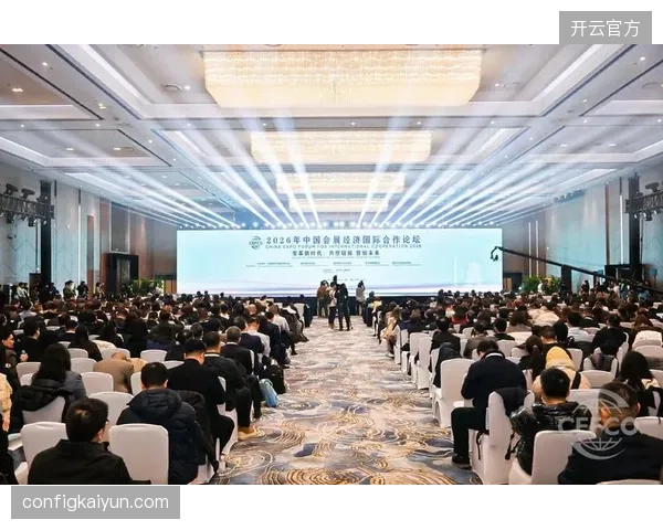 从NikeRise到安踏冠军店，成功的“生活方式实验室”范式正在被快速复制，行业面临创新惰性和新一轮的同质化风险